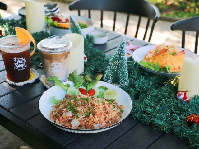 คาเฟ่ธีมคริสต์มาสที่ Tamsook 