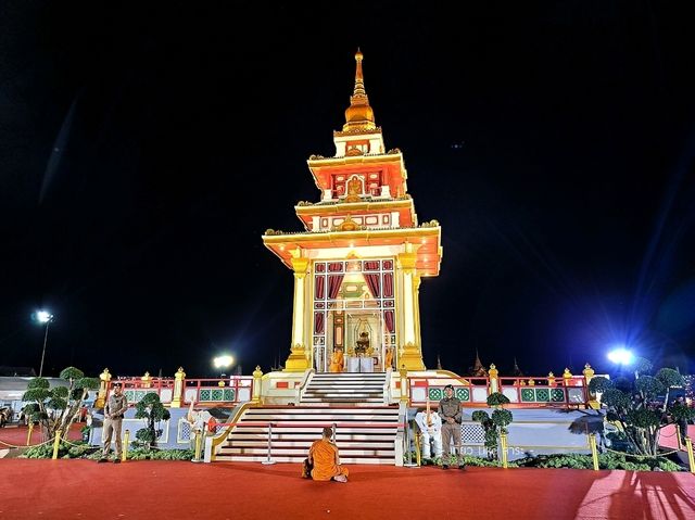 สักการะพระเขี้ยวแก้ว ณ ท้องสนามหลวง กรุงเทพ