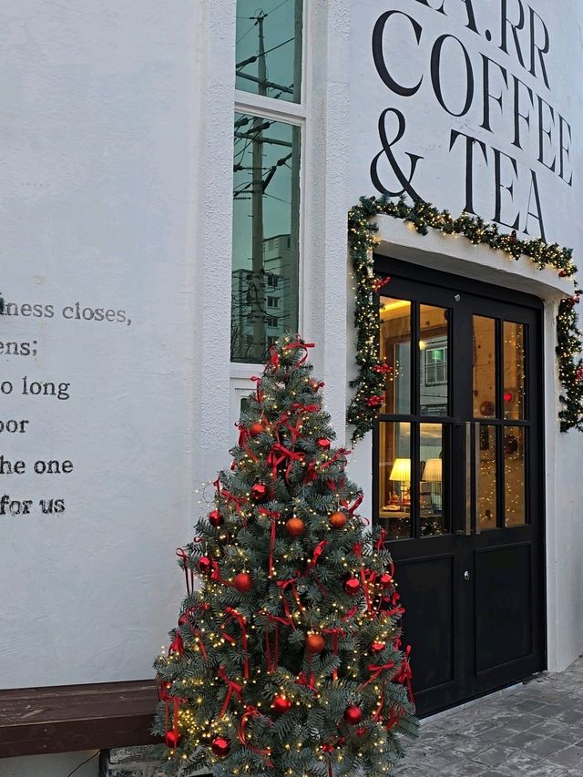 딸기메뉴와 트리가 예쁜 거제 유럽풍카페🎄