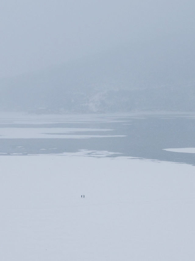 心中的日月：香格里拉納帕海草原的雪後