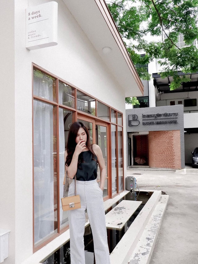 🥯 8 Days a week : คาเฟมินิมอล เชียงใหม่