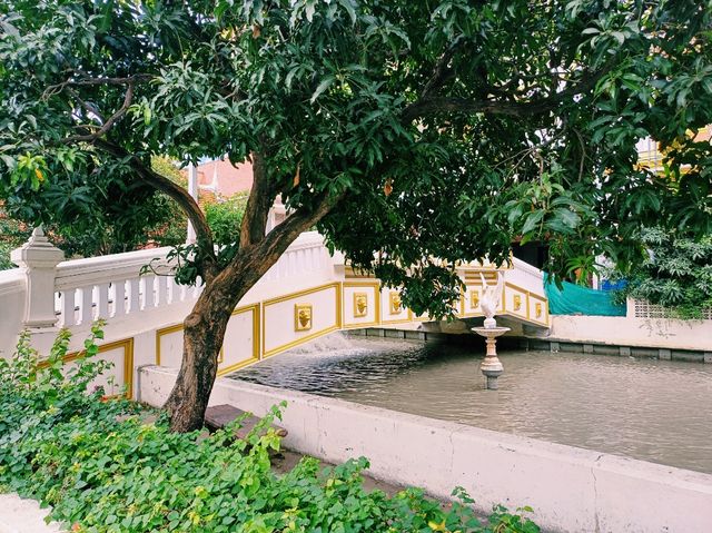泰國曼谷湄南河畔著名古跡皇家寺廟景點：Wat Uthai Tharam，雄偉泰式寺廟建築群，適合打卡拍照📸