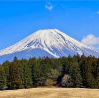 富士山 (Mount Fuji) – 日本の象徴的な絶景スポット