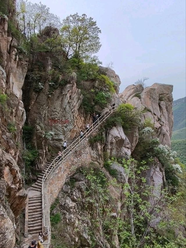 登嵩山-少室山，走過少林寺，穿過壯觀的書冊崖到三皇寨
