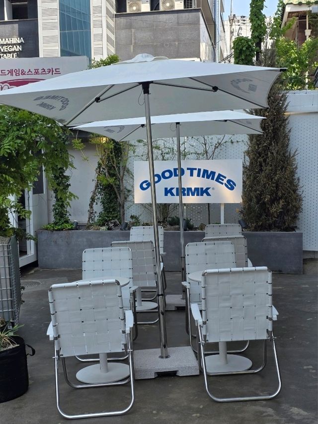 가로수길에서 만나는 감성 카페, KRMK CAFE