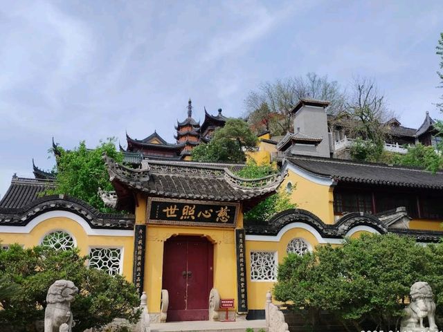 Zhenjiang Jinshan Park – "Blossoms Beside the River Legend"
