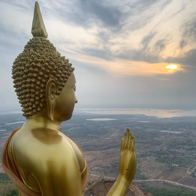 เขาพระยาเดินธง 