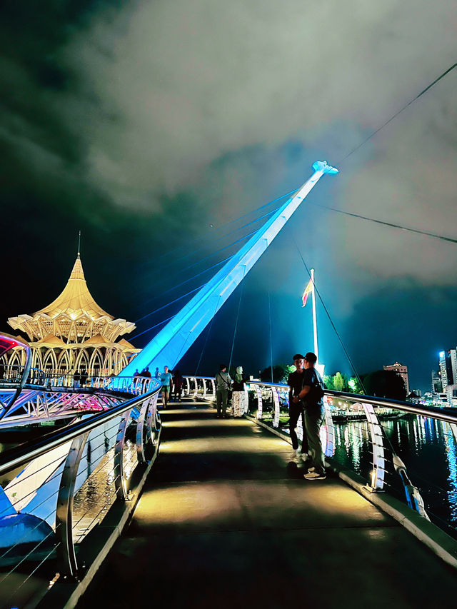 Darul Hana Bridge: Kuching’s Iconic Pedestrian Gateway and Instagram Favorite