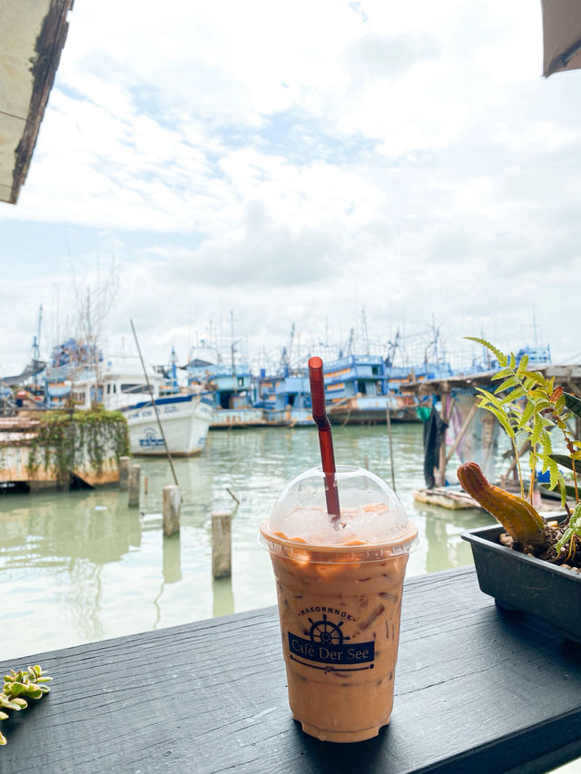 Charming lakeside cafe in Songkhla
