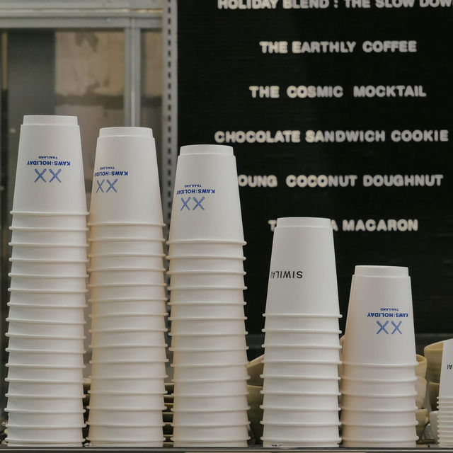  KAWS: HOLIDAY THAILAND POP-UP CAFE’ ☕️ 