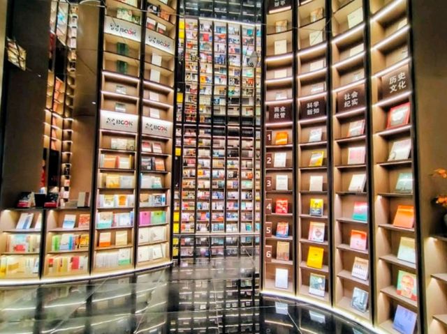 四川 | 重慶鍾書閣，彷如走入霍格華茲的魔法書店