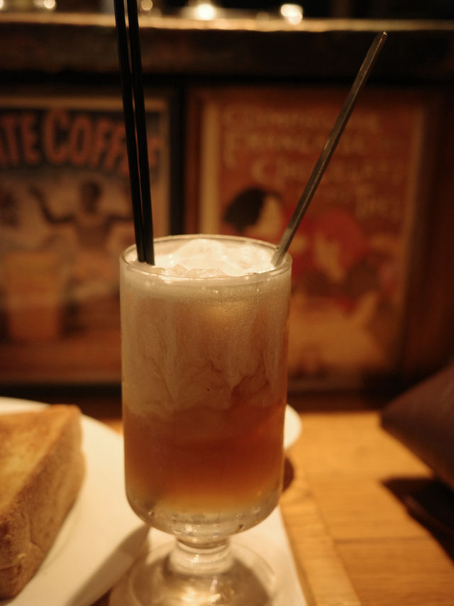 【東京 有楽町】昭和の雰囲気が残るレトロな喫茶店、珈琲館 紅鹿舎