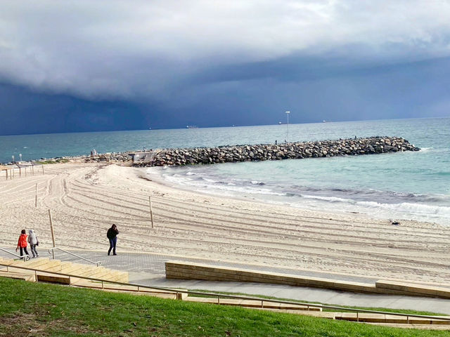  เดินเล่นริมทะเลที่ Cottesloe Beach