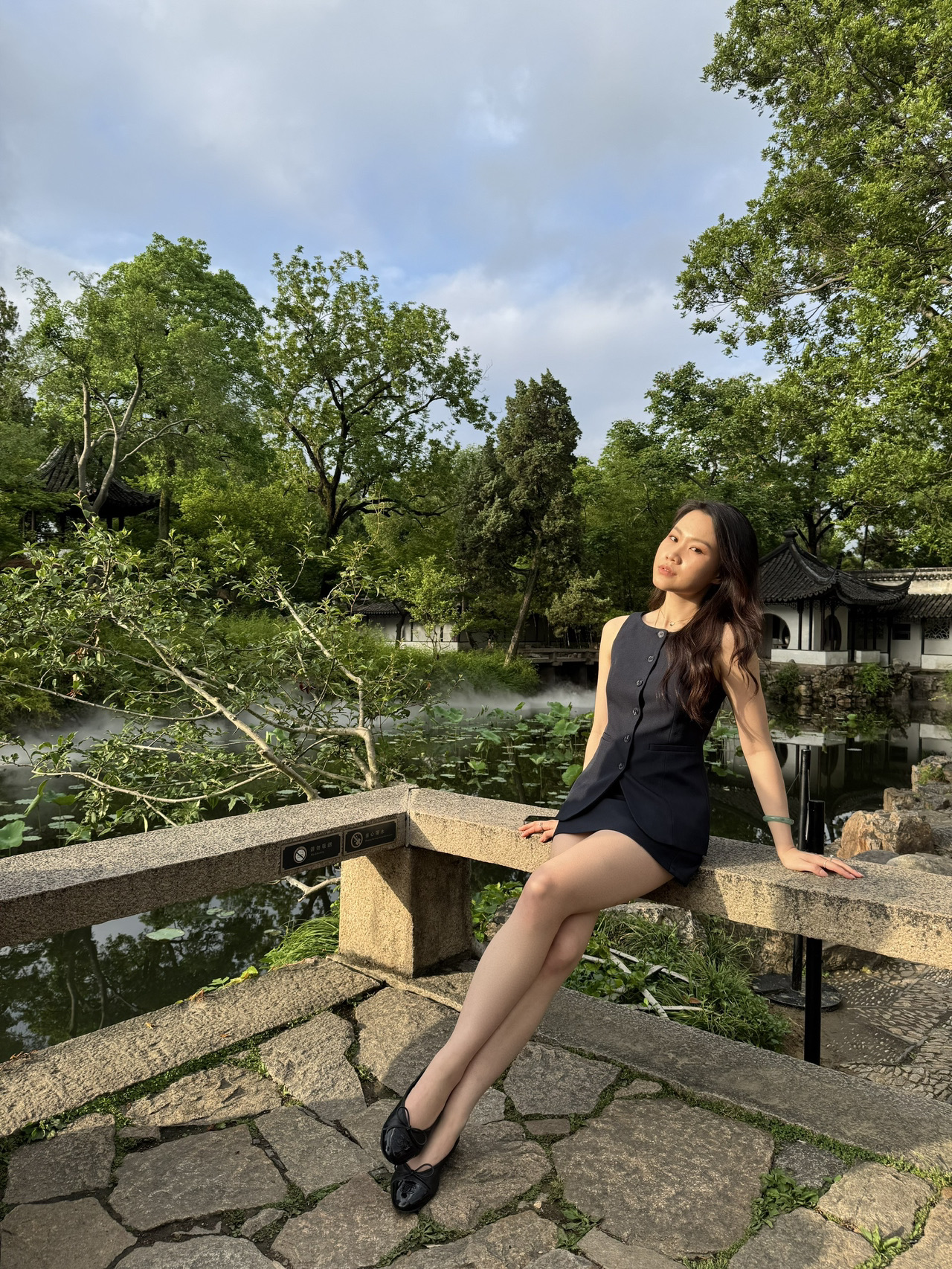 在蘇州度過了如夢似幻的一天，說實話，真不想結束。先是悠閒地漫步拙政園，那裡綠意盎然，令人心曠神怡。接著沿著平江路閒逛，在運河邊喝茶，沉浸在古色古香的韻味中。

最後以糖醋松鼠桂魚和在日落時分沿著大運河乘船畫下完美句點。蘇州真的像人生的暫停鍵，寧靜、美麗，充滿了隱藏的寶藏。如果你需要從城市喧囂中喘口氣，這是一個完美的單日遊。