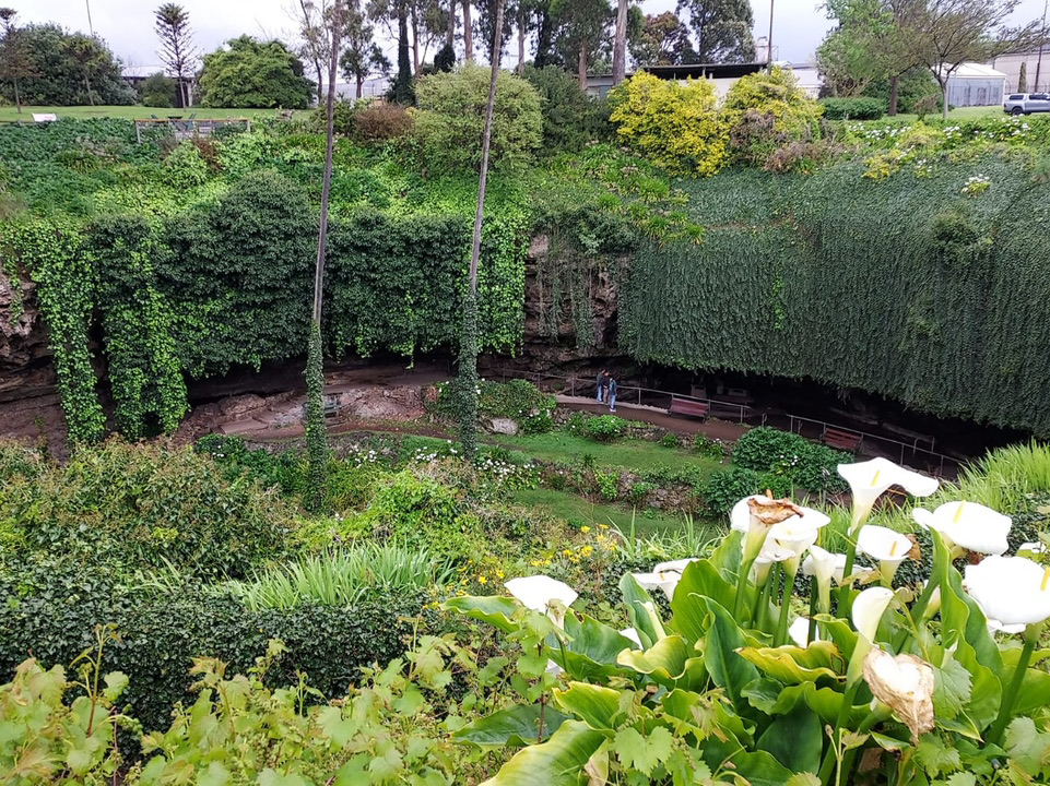Cave Garden: สถานที่ศักดิ์สิทธิ์อันเขียวชอุ่มในเมือง Mount Gambier