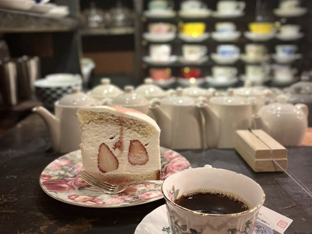 ☕【東京・新宿 コーヒー凡】旅の道中に出会う、“大人レトロ”なご褒美喫茶時間