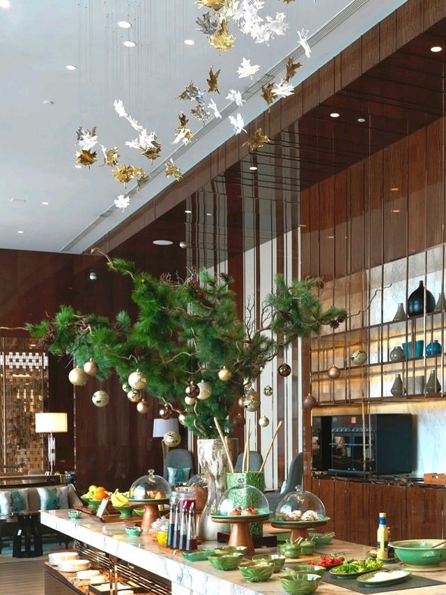 🇮🇩💫 Luxury with a Splash of Art: Discover Raffles Jakarta! 🖼️🌺