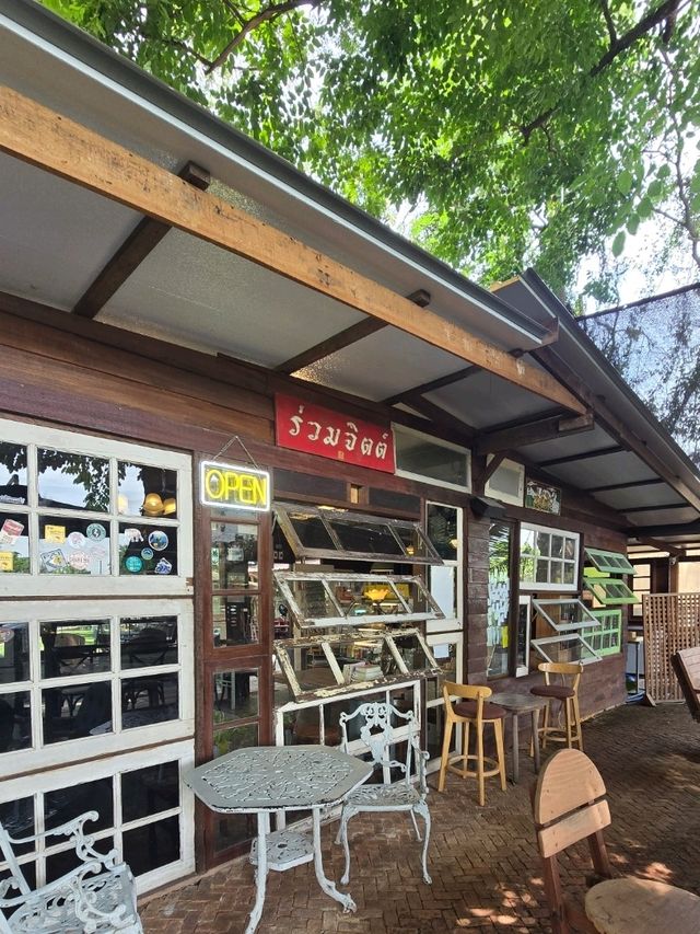 กาแฟท่าวังหลัง ร้านสวย แนวไม้โบราณ เหมาะมานั่งชิว
