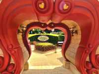 Get lost in Alice in Wonderland Maze!