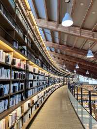 📚 【武雄圖書館】書海與建築的完美結合，一座藏在森林裡的夢幻圖書館🌲✨