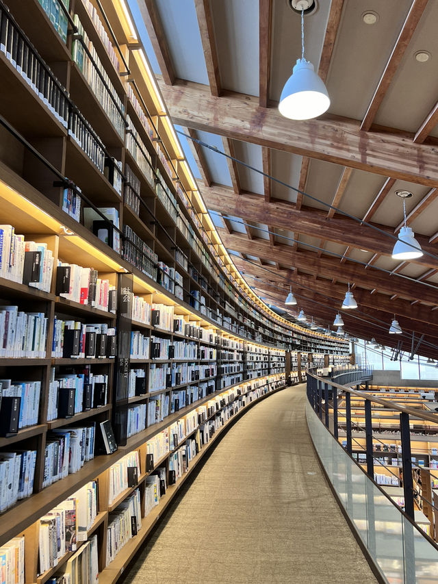 📚 【武雄圖書館】書海與建築的完美結合，一座藏在森林裡的夢幻圖書館🌲✨