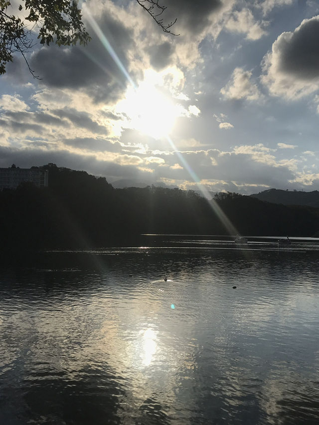 【静岡県　伊東市　一碧湖のゴールデンサンセット】