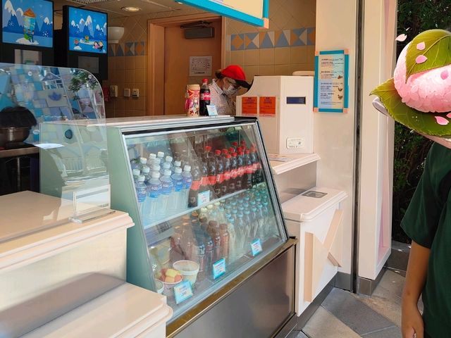 แวะเติมพลังที่ Small World Ice Cream