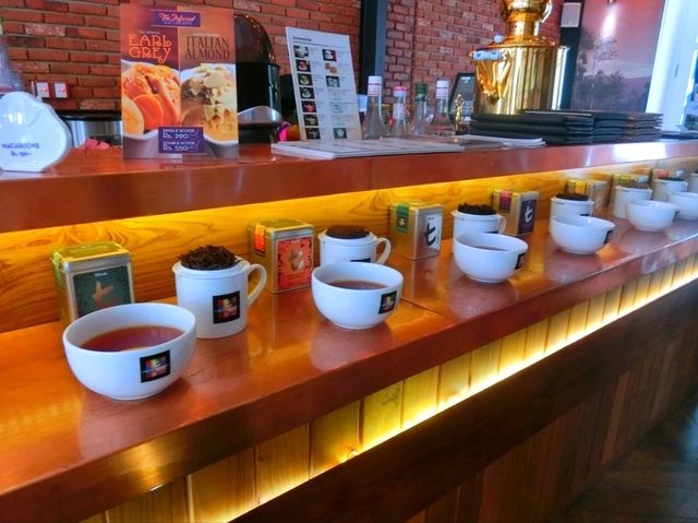 【スリランカ】紅茶の缶ディスプレイが可愛い🫖ティーハウス