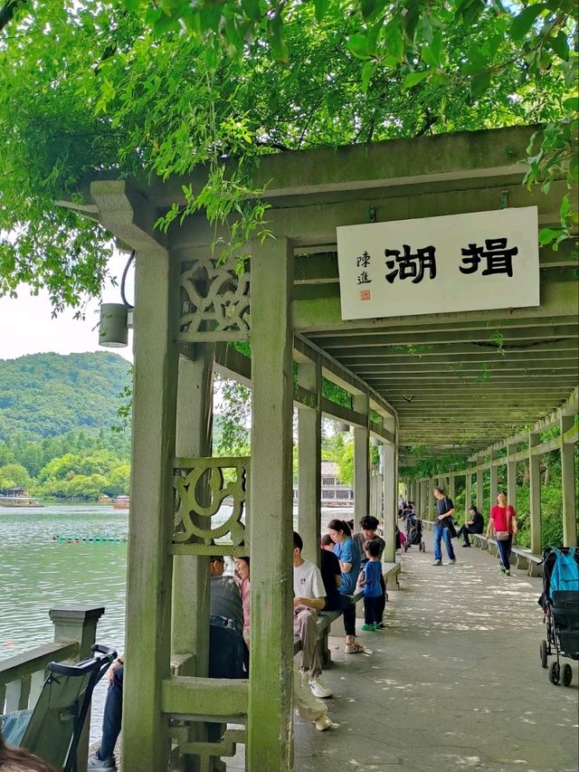 Huagang Guanyu (Viewing Fish at Flower Harbor)
