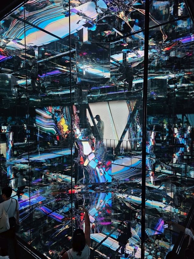 鏡面が揺れる未来建築。リアルと仮想が交錯する null² の世界🌐🪞