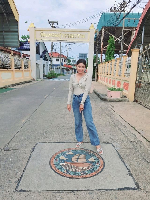 สถานีรถไฟบ้านแหลมนั่งสามล้อชมเมืองท่าฉลอม