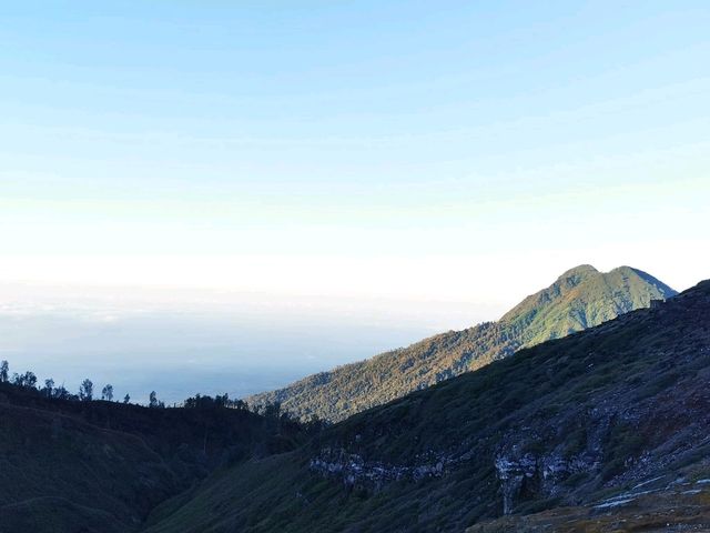 伊真火山──藍色火焰的奇幻世界