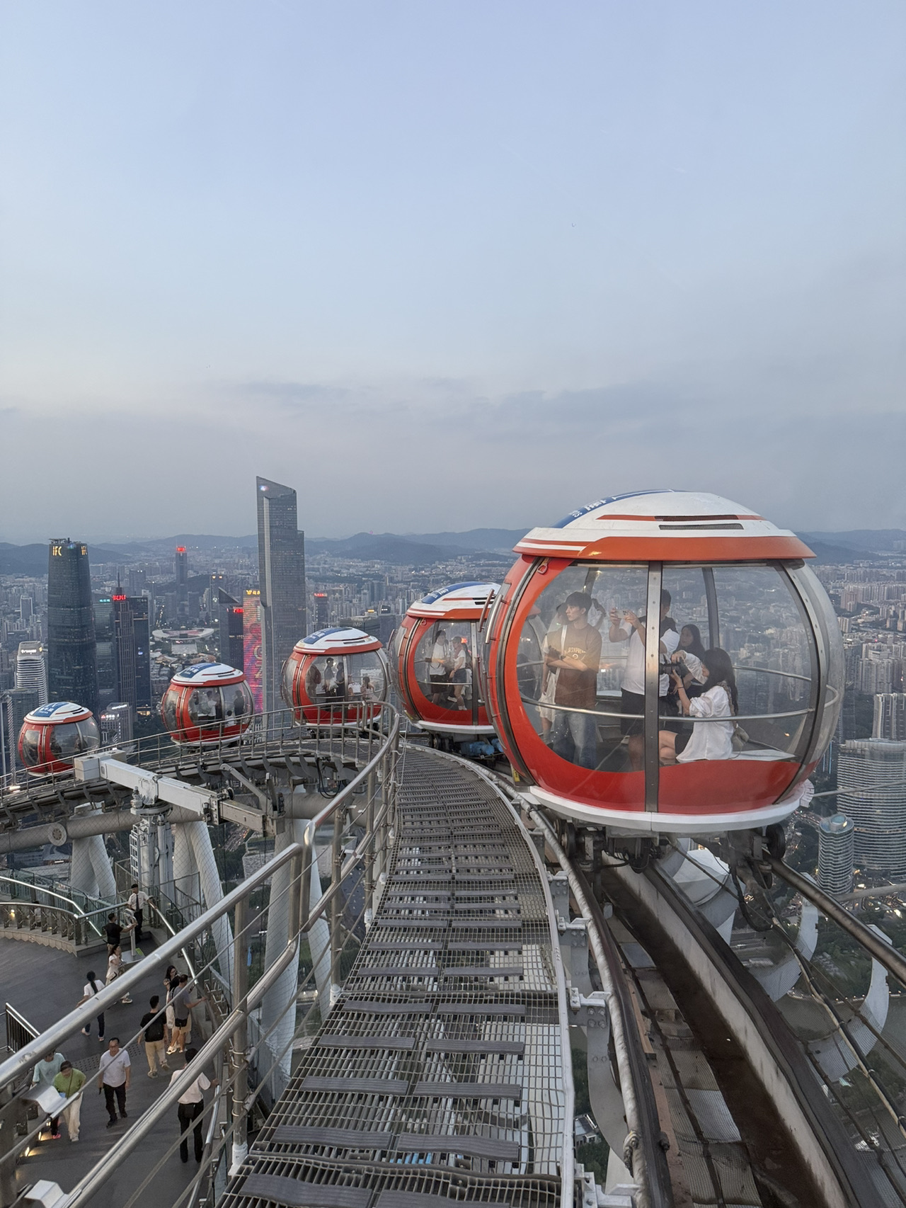 #mytraveldiary Untuk menikmati pemandangan Guangzhou yang tak tertandingi, Bubble Tram di Canton Tower wajib dicoba. Kapsul transparan ini meluncur di puncak menara, memberikan Anda pemandangan panorama 360° tanpa halangan. Dari Sungai Pearl yang ramai dan berkelok-kelok di cakrawala hingga lanskap perkotaan yang luas, setiap sudutnya sungguh menakjubkan.

Pengalamannya mendebarkan sekaligus menenangkan. Melayang tinggi di atas kota, Anda akan merasakan skala dan keindahan unik yang tak bisa Anda dapatkan di tempat lain. Di siang hari, pemandangannya memukau, memperlihatkan perpaduan gedung pencakar langit modern dan kawasan bersejarah. Di malam hari, cakrawala menyala dengan gemerlapnya, membuat seluruh perjalanan terasa magis.

Kapsulnya mulus, aman, dan sangat nyaman, memungkinkan Anda bersantai sambil menikmati pemandangan. Sempurna untuk berfoto, mengabadikan momen romantis, atau sekadar mengagumi Guangzhou dari perspektif yang jarang Anda temui. Jika Anda mengunjungi kota tersebut, Bubble Tram adalah cara yang tak terlupakan untuk melihatnya dari atas.