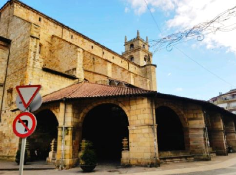 西班牙大西洋沿海朝聖之旅～巴斯克地區
美麗的大教堂，有著悠久的歷史。它有一個巨大而美麗的門廊，據說是歐洲最大的門廊（這一事實未經我證實）。您可以看到戰爭留下的彈藥孔，儘管它在 1937 年的轟炸中幾乎被摧毀，但它已經得到了很好的修復。如果你經過杜蘭戈，這是必看的景點。順便說一句，您面前擺放著各種精選小吃，絕對是一種奢華享受。
#9月好去處2025#西班牙旅行#比斯開景點 