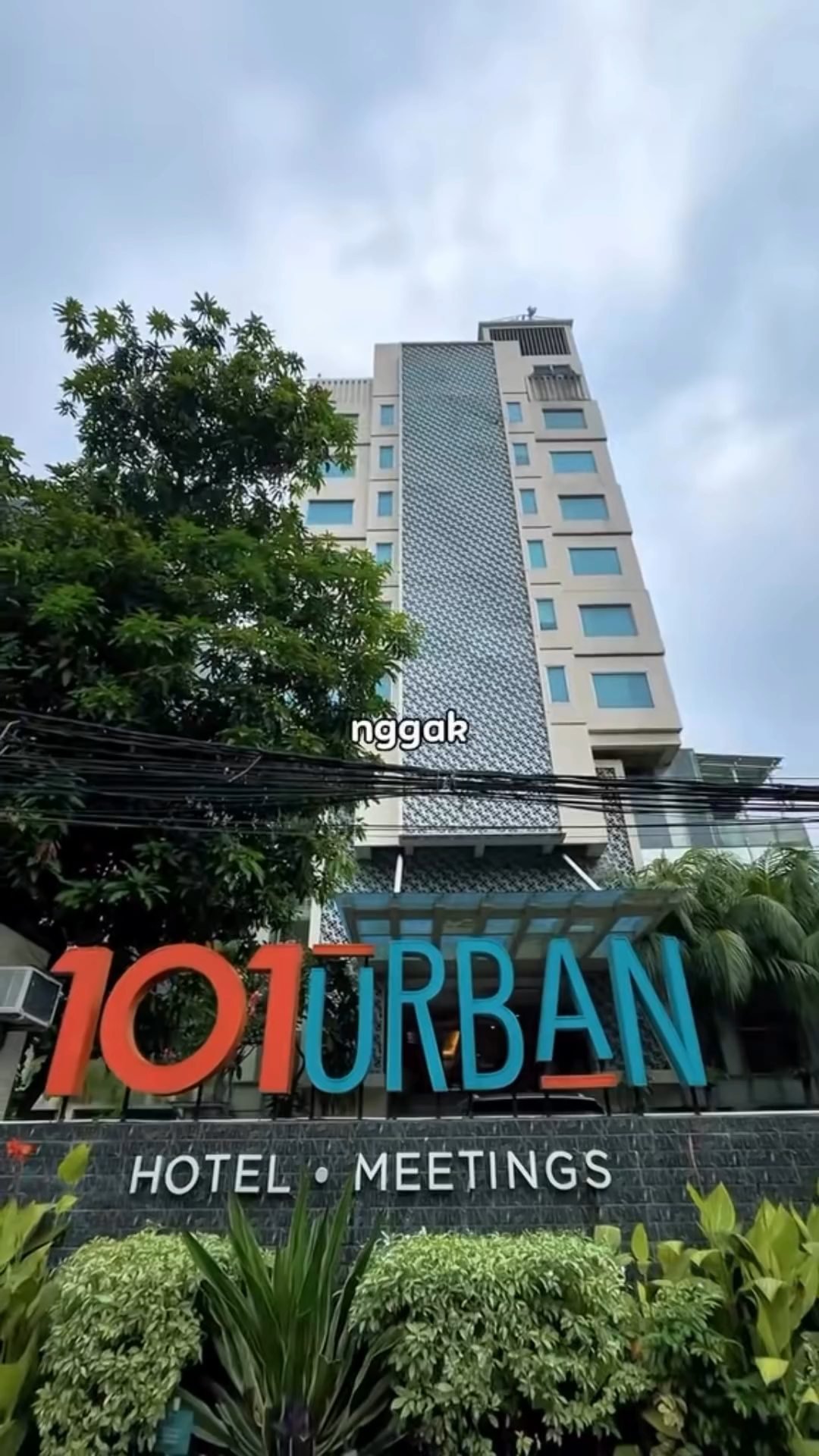 Hotel di jakarta tuh banyak banget, tapi kalo mau cari yang ditengah dan akses gampang serta strategis, hotel satu ini busa jadi pilihan, namanya 1o1 urban thamrin jakarta. berada dekat sama monas dan juga HI. pastinya super strategis banget dan faailitasnya juga lengkap 

#hoteljakarta #explorejakarta #staycation 