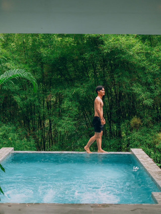 นอนพูลวิลล่ากลางป่าที่เขาใหญ่ สูดโอโซนแบบฉ่ำๆ 🌧️🍃