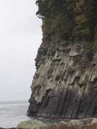 周囲2キロの小さな島 柱状節理と赤い橋が特徴