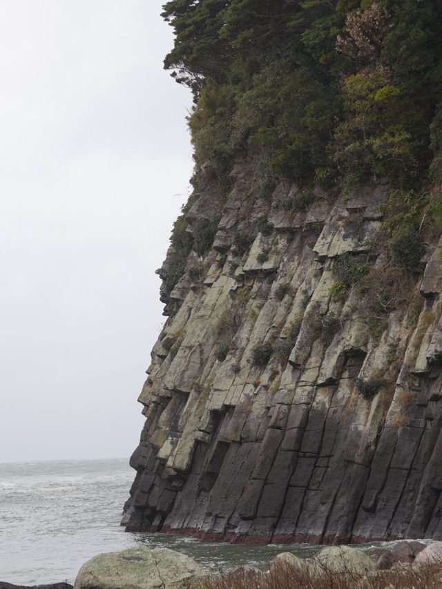 周囲2キロの小さな島 柱状節理と赤い橋が特徴