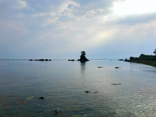 【富山・雨晴海岸】義経伝説が残る絶景スポット「義経岩」🌊⛰️