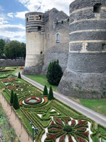 伝説的なタペストリーとアンジェ城の塔を発見