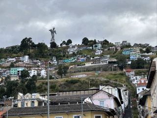 一個被自然美景環繞的安第斯寧靜小鎮