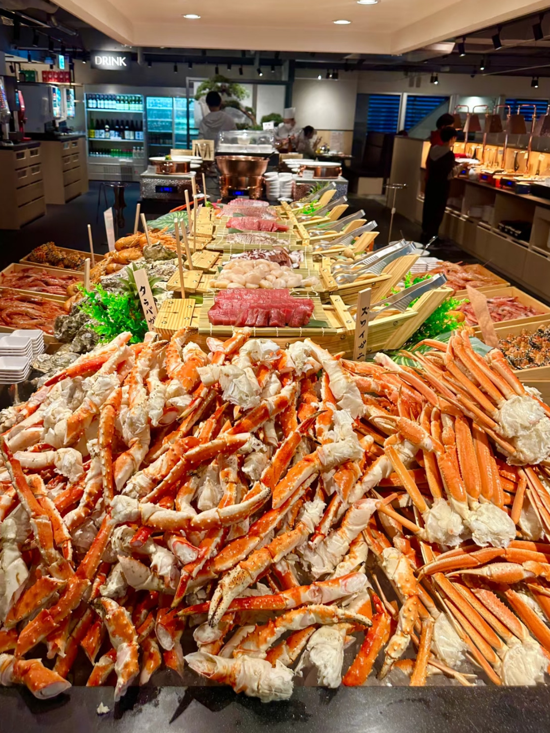 #東京好去處

和朋友們在新宿閒逛時，我們發現了銀座八方料理——他們在這裡新開了一家分店！

之前我去過他們家的銀座店，所以這次當然要進去看看……我的天哪！

帝王蟹、新鮮海鮮、和牛、刺身——全部無限量供應！ 🍣🦞

服務也讓我驚艷：服務生幫我們撬開螃蟹🦀，廚師還直接從水箱裡撈出活虎蝦現場烤製🔥。

甚至還有上海大閘蟹——簡直是意外之喜！

我的朋友說：“這家店的自助餐價格簡直是頂級食材的天下！”

完全同意😋

📍 銀座八方料理（新宿分店）

東京都新宿區5-17-13 3樓