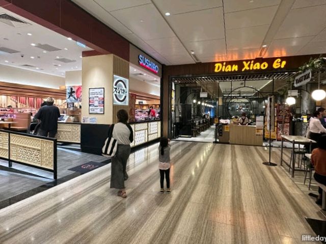 🍽️ Changi Airport: A Global Foodie Destination! 🇸🇬✈️