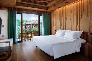 🌴 สวรรค์ส่วนตัวในกระบี่ – Venice Krabi Villa Resort 🌊

เมื่อก้าวเข้ามาใน Venice Krabi Villa Resort ความรู้สึกแรกคือเหมือนหลุดเข้าไปในเมืองเวนิสท่ามกลางบรรยากาศเขตร้อน 🌺🏝️ สถาปัตยกรรมและการตกแต่งของวิลล่าเต็มไปด้วยความหรูหราแต่ยังคงความเป็นธรรมชาติ ทำให้ทุกมุมของรีสอร์ทเหมาะแก่การถ่ายรูป 📸✨

ห้องพักกว้างขวาง สะอาด และมีสิ่งอำนวยความสะดวกครบครัน 🛏️🛁 เตียงนอนนุ่มสบาย ผ้าปูและผ้าเช็ดตัวหอมสะอาด ช่วยให้การพักผ่อนของคุณเต็มไปด้วยความผ่อนคลาย หลังจากวันที่เหน็ดเหนื่อยจากการท่องเที่ยว 🌞💦 ห้องน้ำมีอุปกรณ์ครบครัน มีฝักบัวที่แรงพอดี และน้ำอุ่นตลอดเวลา

สระว่ายน้ำของรีสอร์ทสวยงาม เหมาะแก่การว่ายน้ำผ่อนคลาย 🏊♂️💙 หรือจะนอนอาบแดดบนเก้าอี้ริมสระก็ฟินสุด ๆ 🏖️ มีมุมสวย ๆ ให้ถ่ายรูปเพียบ ทั้งสะพานไม้ ต้นไม้เขียวขจี และวิวทะเลที่อยู่ไม่ไกล

อาหารเช้าอร่อย มีให้เลือกหลากหลาย ทั้งอาหารไทยรสชาติเข้มข้น และเมนูตะวันตก 🥐🍳☕ บริการดี พนักงานยิ้มแย้มต้อนรับอย่างอบอุ่น ทำให้รู้สึกเหมือนอยู่บ้าน ❤️

โลเคชันของรีสอร์ทก็สะดวกสบาย ใกล้ชายหาดและแหล่งท่องเที่ยวสำคัญของกระบี่ 🚤🏖️ เหมาะทั้งสำหรับครอบครัว คู่รัก หรือแม้แต่กลุ่มเพื่อนที่ต้องการพักผ่อนอย่างสงบ

สรุปแล้ว Venice Krabi Villa Resort เป็นตัวเลือกที่ลงตัวสำหรับคนที่อยากได้ความสงบ หรูหรา และวิวสวย 🌅✨ ทุกอย่างครบจบในที่เดียว ใครที่กำลังมองหาที่พักที่ทำให้ใจคุณหยุดอยู่กับความสุข รับรองว่าไม่ผิดหวัง 🥰

#VeniceKrabiVilla #KrabiParadise #LuxuryResort #PoolsideVibes #TropicalEscape #VacationGoals #TravelThailand #BeachResort #RelaxAndUnwind #HiddenGemKrabi