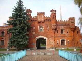 #新年快樂

布列斯特要塞－一個不宜大聲喧嘩的地方 🇧🇾

布雷斯特要塞不只是一座紀念碑。在這裡，聲音顯得格格不入。巨大的混凝土結構、殘垣斷壁和空曠的庭院，承載著1941年6月的沉重歷史。在那場戰役中，要塞成為了二戰初期最古老、最激烈的抵抗運動象徵之一。

入口本身就奠定了基調——一道切割混凝土的星形，昏暗狹窄，通往一個寬敞而靜謐的內部空間。要塞內部，一切都與規模和情感息息相關：「勇氣」紀念碑、永恆之火、殘破的營房，以及曾經界定邊界的河流。

這裡沒有固定的路線。你需要放慢腳步，時常駐足，少讀文字，多感受。布雷斯特要塞不會向你解釋它——它會直面你。

📍 白俄羅斯布列斯特

🎟 入場：免費

🕒 最佳時間：清晨或傍晚，此時人煙稀少

這裡不是拍照的地方，而是休憩之所。