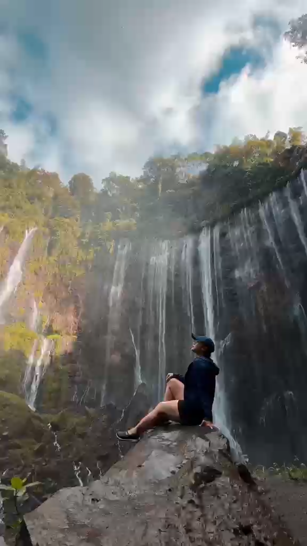 📅 Itinerary 
 Day1:Arrived in hotel on morning then looking for local breakfast, and trip to Batu, Malang. In Batu Malang can do Paragliding and explore Jatim Park 3.
 Day2: Go to Bromo and Kajoetangan night walk
 Day3: Tumpak sewu 
 🏨 Accommodation : Whiz Prime Hotel (Kajoeta ngan)
 🍴 Food Recommendations : Nasi Pecel Pincuk (Breakfast), Bakso Cak Toha (Lunch), Nasi Tempong Cak Uut (Dinner), Mie Bakar Celaket (Dinner)
 📌 Tips 