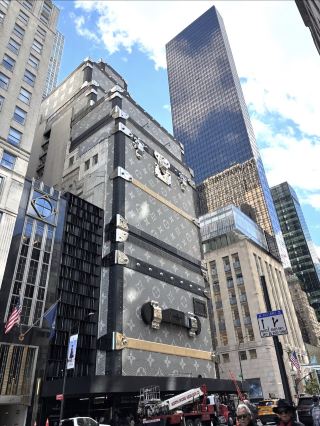 Louis Vuitton × Пятая авеню 🇺🇸🖤✨

Знаменитая Пятая авеню Нью-Йорка сочетается с вневременной элегантностью Louis Vuitton. От роскошного фасада до безошибочно узнаваемой монограммы LV — здесь всё выглядит изысканно, смело и непринужденно по-нью-йоркски.

Расположенный среди легендарных небоскребов Манхэттена, магазин Louis Vuitton — это больше, чем просто место для шопинга — это символ моды, роскоши и нью-йоркского образа жизни. 👜✨

Для любителей моды посещение Пятой авеню будет неполным без знакомства с миром Louis Vuitton. 🇺🇸🇫🇷

#LouisVuitton #LV #FifthAvenue #NYC #NewYorkCity #LuxuryFashion #FashionLovers #Manhattan #Luxury #Travel