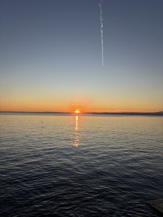#ทะเลสาบการ์ดา

ทะเลสาบการ์ดา สวยงามมาก

ฉันแนะนำให้แวะเมื่อมาเที่ยวอิตาลีและผ่านเมืองเวโรนา

บรรยากาศผ่อนคลายมาก มีทางเดินเล่นและร้านอาหารที่ได้รับการดูแลอย่างดี มีนักท่องเที่ยวและคนพูดภาษาอังกฤษมากมาย

ทะเลสาบมีขนาดใหญ่มากและมีเมืองเล็กๆ ให้เที่ยวชมมากมายรอบๆ

เราโชคดีมากที่เจอร้านไอศกรีมเจลาโต้เปิดในฤดูหนาวด้วย

เหมาะสำหรับวันหยุดพักผ่อนของครอบครัวเช่นกัน มีพื้นที่ตั้งแคมป์สำหรับครอบครัวที่ชอบตั้งแคมป์

ส่วนใหญ่อนุญาตให้นำสุนัขเข้าได้ ดังนั้นสัตว์เลี้ยงของคุณก็สามารถมาด้วยได้

ช่างเป็นสถานที่ที่สวยงามจริงๆ