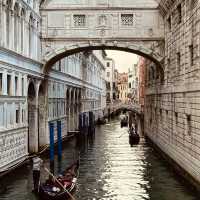 水上威尼斯：浪漫的船之旅 -Venice on Water: A Romantic Boat Journey
