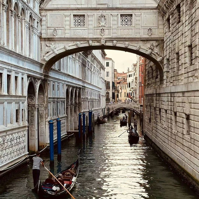 水上威尼斯：浪漫的船之旅 -Venice on Water: A Romantic Boat Journey